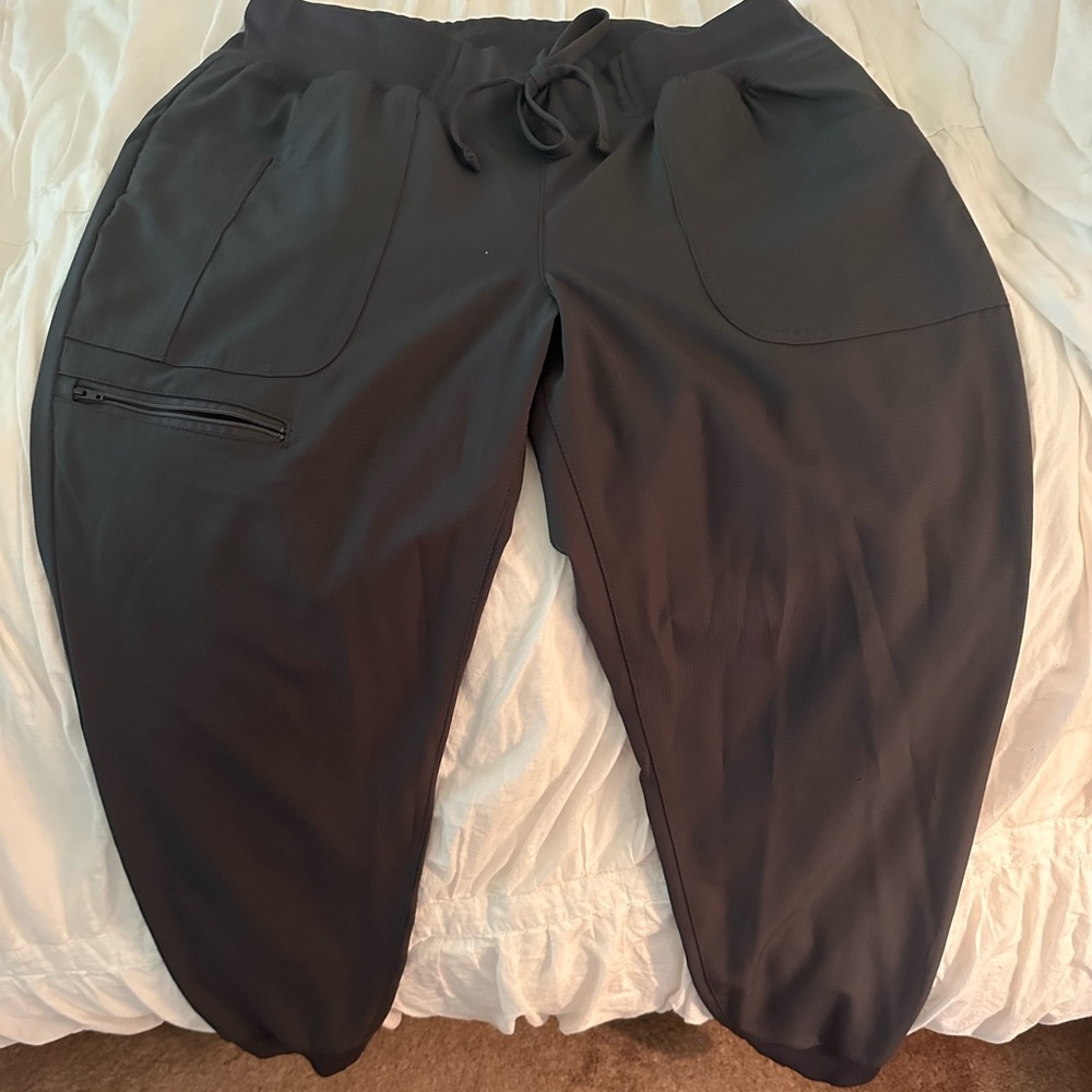 Heartsoul Grey woman’s scrubs sz M